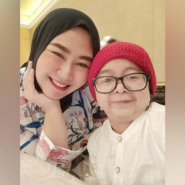 Proof that Love Doesn't Judge Physical Appearance, 9 Pictures of Daus Mini and Wife that Look Like They're Still in Love - Happy Welcoming Their Second Child