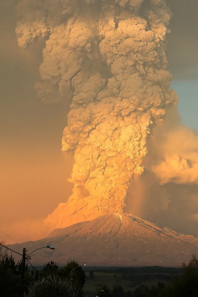 Gunung Calbuco di Chile meletus