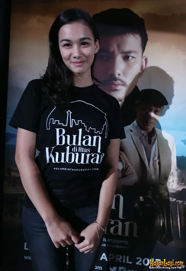 BULAN DI ATAS KUBURAN