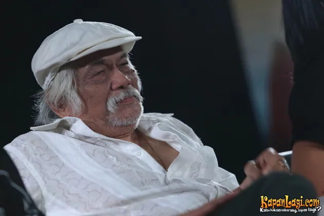 BULAN DI ATAS KUBURAN