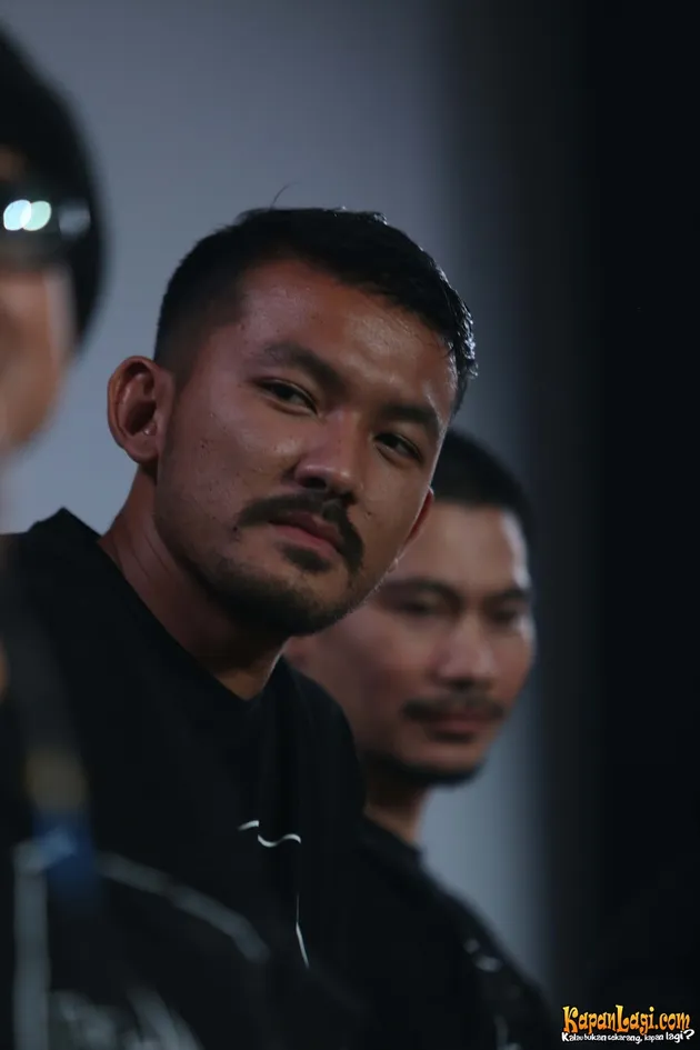 BULAN DI ATAS KUBURAN