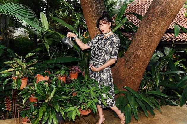 Beautiful Pregnant Woman, 8 Portraits of Nadine Chandrawinata Looking Fresh With New Hairstyle - Glowing Aura Shining Even More