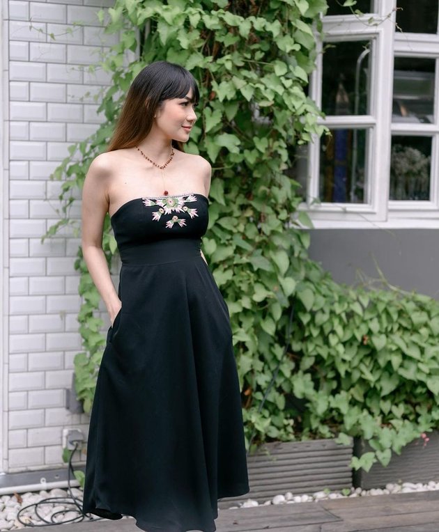 Beautiful Pregnant Woman, Peek at 12 Latest Photos of Adiezty Fersa, Gilang Dirga's Wife, Wearing a Black Dress and a Charming Smile - Showing a Growing Baby Bump