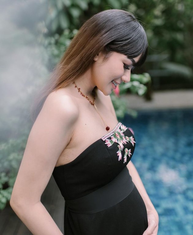 Beautiful Pregnant Woman, Peek at 12 Latest Photos of Adiezty Fersa, Gilang Dirga's Wife, Wearing a Black Dress and a Charming Smile - Showing a Growing Baby Bump