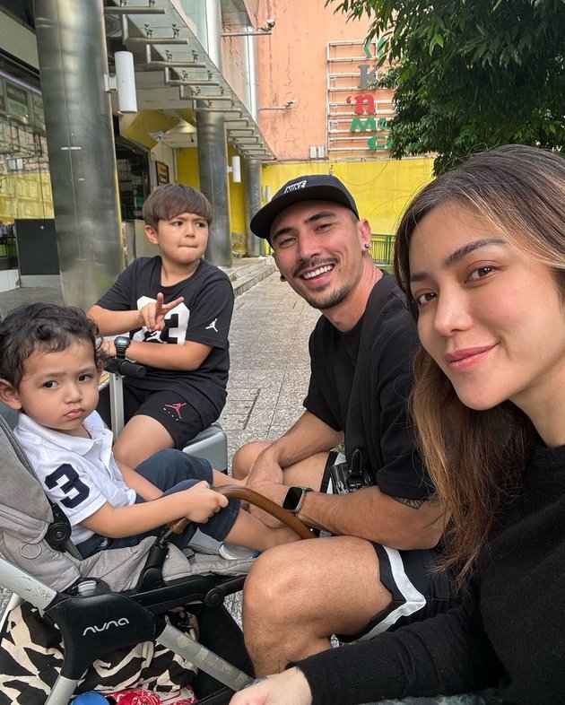 Pregnant Women Becoming More Active, Photos of Jessica Iskandar with Husband and Two Children Vacationing in Singapore - Feeling Poor While Traveling