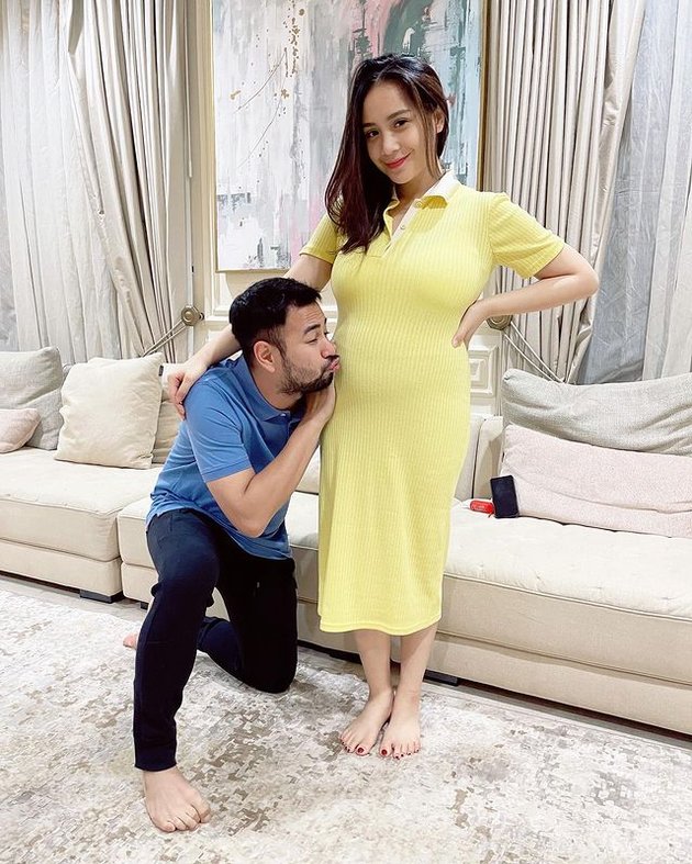 Pregnant Women Always Beautiful, a Series of Photos of Nagita Slavina Showing a Growing Baby Bump at 6 Months of Pregnancy