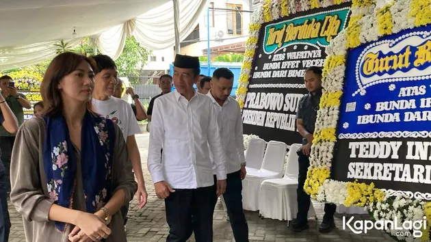 Joko Widodo Melayat ke Rumah Duka Bunda Iffet