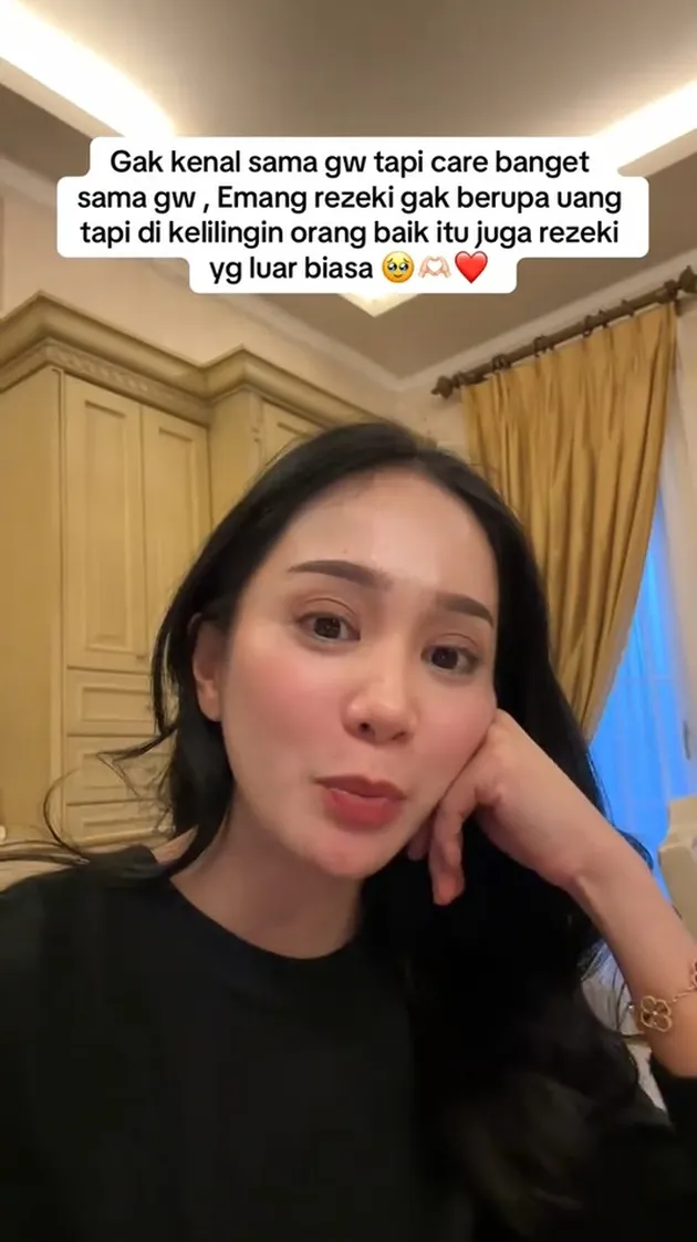 Bunga Zainal bertopang pipi