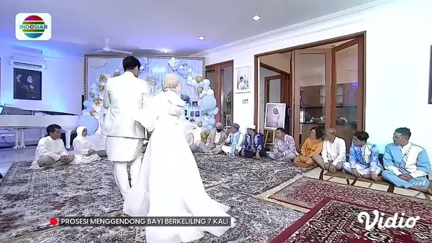 Potret Lesti di tasyakuran Baby L.