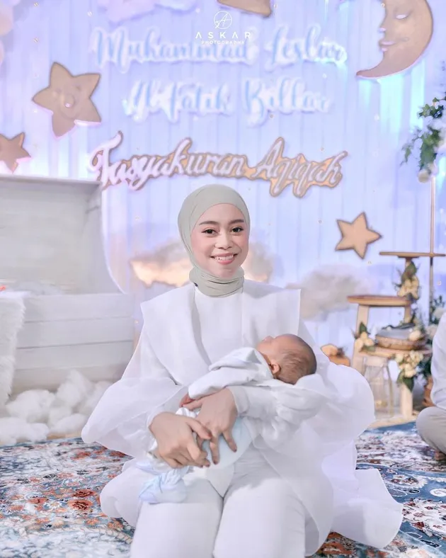 Potret Lesti di tasyakuran Baby L.