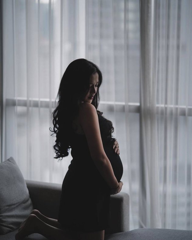 Her Outfit Sparks Controversy, 8 Latest Pictures of Bella Bonita Showing off Her Prominent Baby Bump - Judged by Netizens as Too Revealing