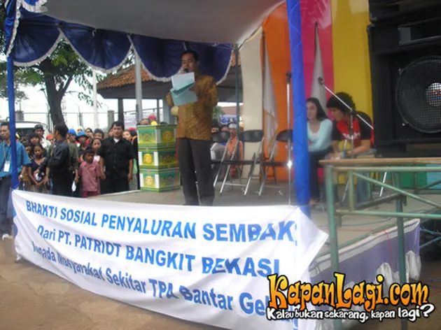 bagi sembako artis