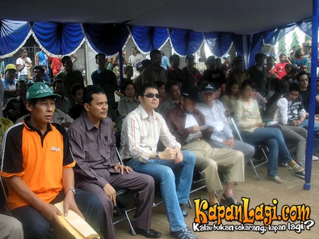 bagi sembako artis