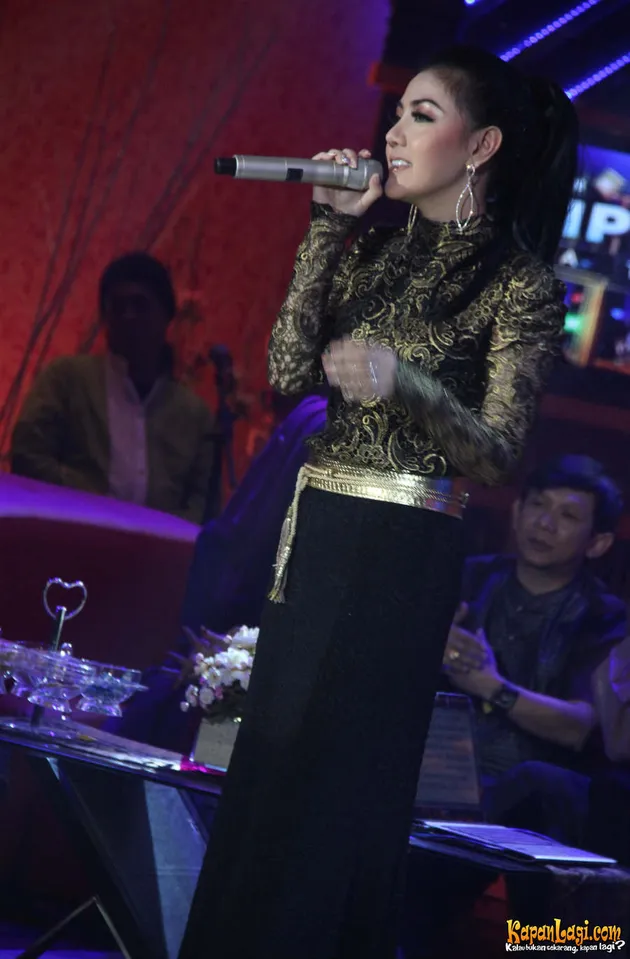 Bella Shofie, Adjie Pangestu 