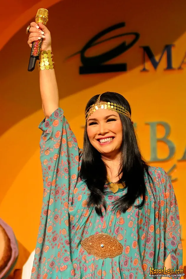 Cantik Saat Puasa: Inilah beragam ekspresi Titi DJ saat bernyanyi mengisi acara di Mall Ciputra, Jakarta Barat.