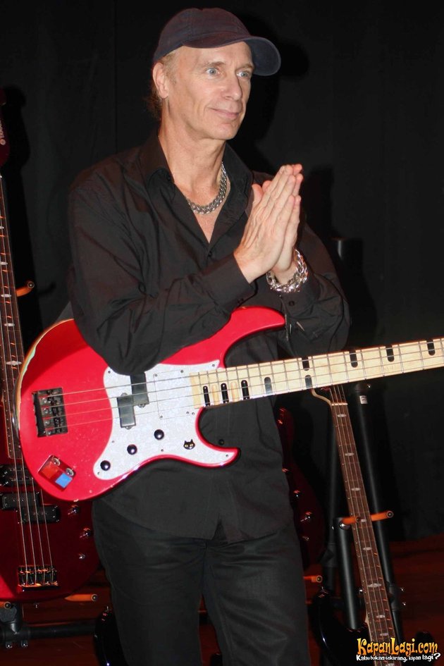 Billy Sheehan, mantan bassist grup Mr. Big, di Score Cafe, Bandung, Senin (20/10).