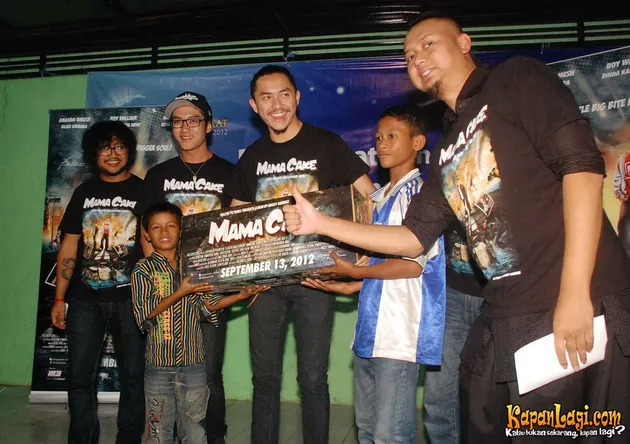 BINTANG MAMA CAKE BERBAGI DENGAN ANAK JALANAN - KapanLagi.com