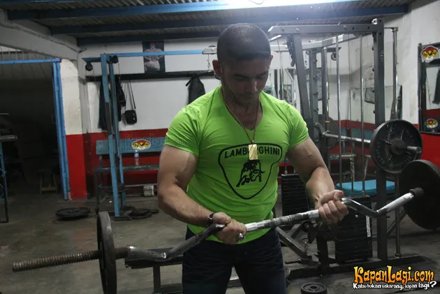 Bodyguard Ganteng dan Kekar