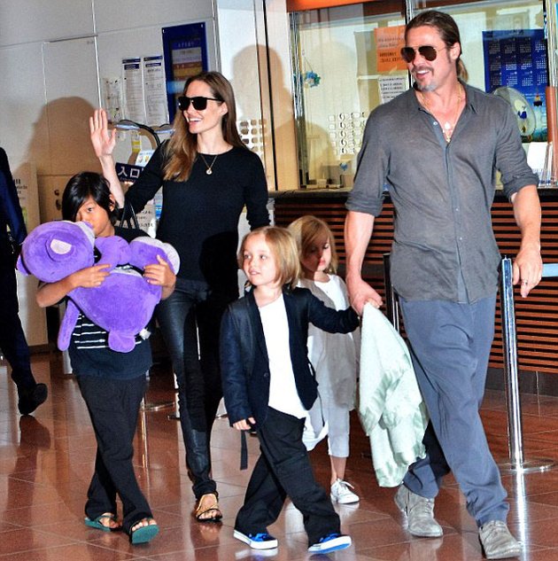 BRAD PITT DAN ANGELINA JOLIE AJAK ANAK ANAK MEREKA KE 