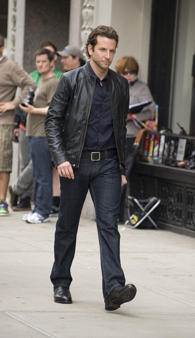 Bradley Cooper memerankan Eddie Spinola.