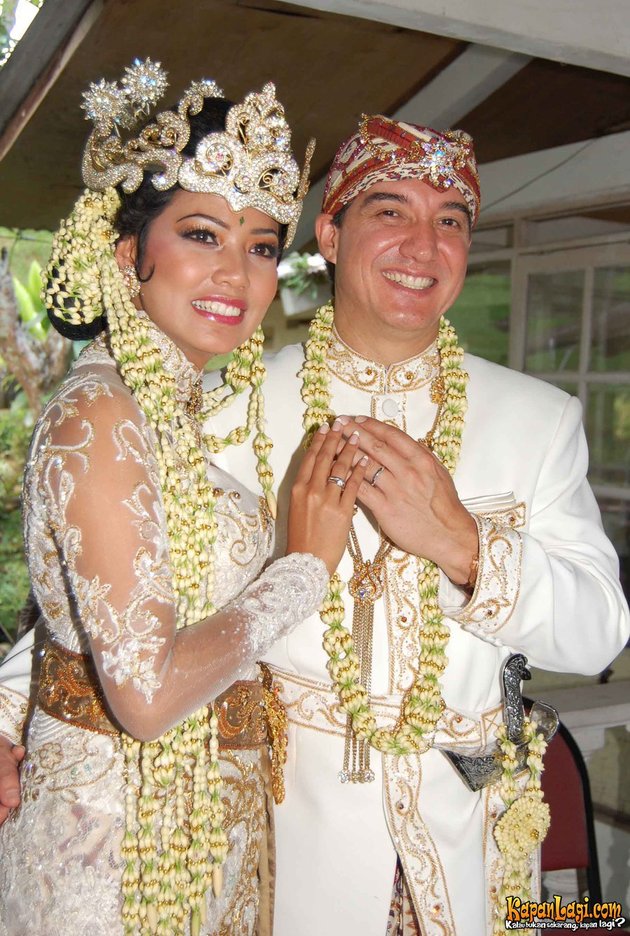 BUSANA PENGANTIN  PARA SELEBRITIS KapanLagi com