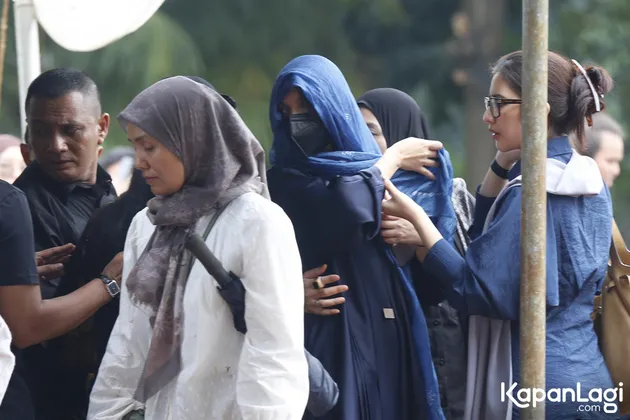 Sheila Dara pakai kerudung