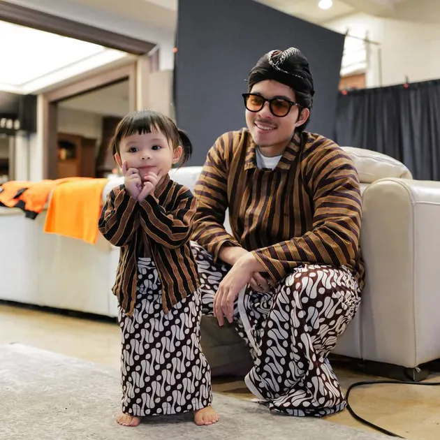  Ameena Pakai Baju Tradisional Jawa