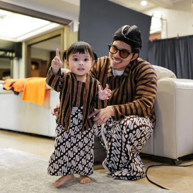  Ameena Pakai Baju Tradisional Jawa