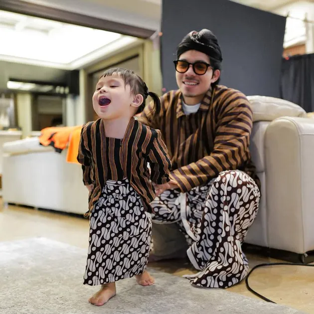  Ameena Pakai Baju Tradisional Jawa