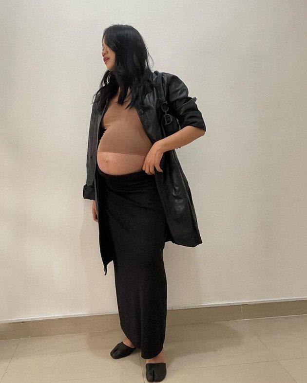 Young Mom Candidate, 7 Portraits of Fathia Izzati from Personal Band Reality Club Showing Off Baby Bump - Still Stylish!