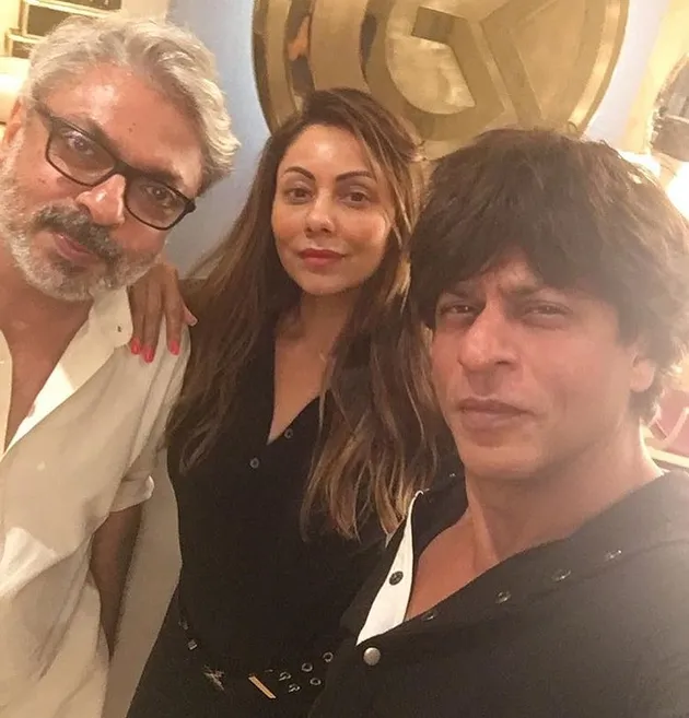 Shahrukh Khan dan Gauri Khan bertemu dengan sutradara Sanjay Leela Bhansali. Mereka sempat ngobrol di sela pembukaan tempat usaha baru Gauri di Mumbai.