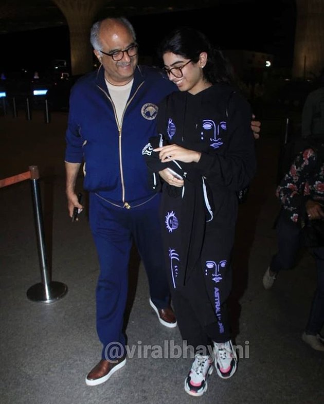 Khushi Kapoor diantarkan Boney Kapoor ke bandara Mumbai. Khushi berangkat ke New York untuk melanjutkan kuliahnya di bidang perfilman di sana.
