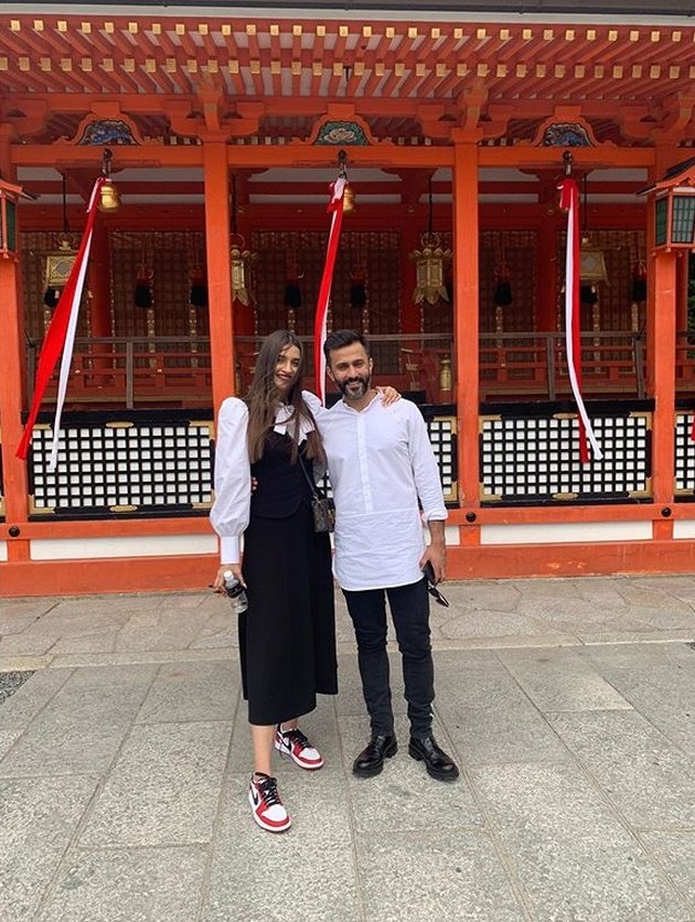 Beberapa waktu lalu Sonam Kapoor jalan-jalan ke Jepang bersama sang suami. Berdua, mereka keliling ke beberapa tempat ternama di Negeri Sakura. Bulan madu kedua yang berlangsung dengan seru!