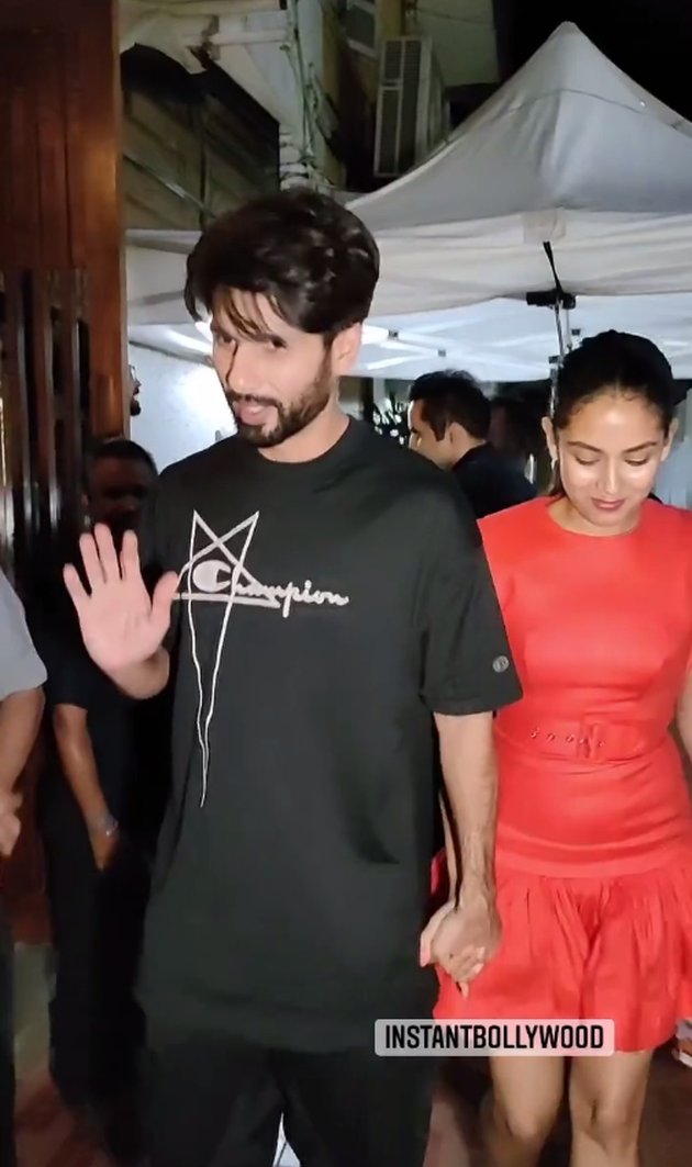 Shahid Kapoor dan Mira Rajput bergandengan tangan mesra usai menghadiri sebuah acara. Bahkan Shahid membukakan pintu mobil untuk sang istri tercinta dan menjaganya dari serbuan paparazzi yang menghadang.
