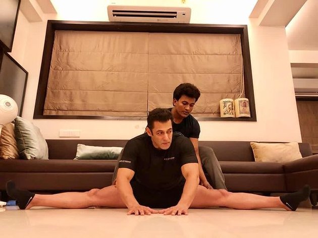 Candid Bollywood of The Week, Salman Khan Still Flexible at 54 Years Old - SRK Shooting New Film
