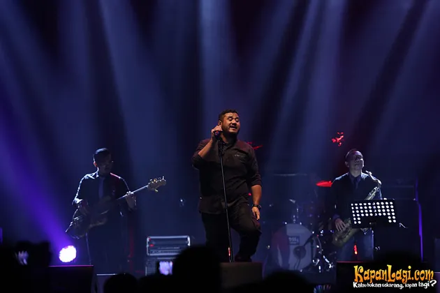 Mike Mohede menjadi salah satu musisi yang membantu Yovie Widianto menghibur penonton Indonesian Jazz Festival 2015. Ia membawakan lagu 'Katakan Saja' milik Kahitna.