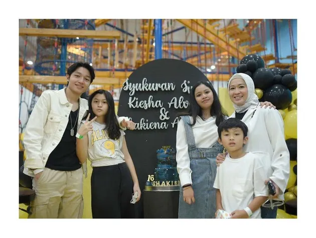 Okie Agustina Cantik Awet Muda