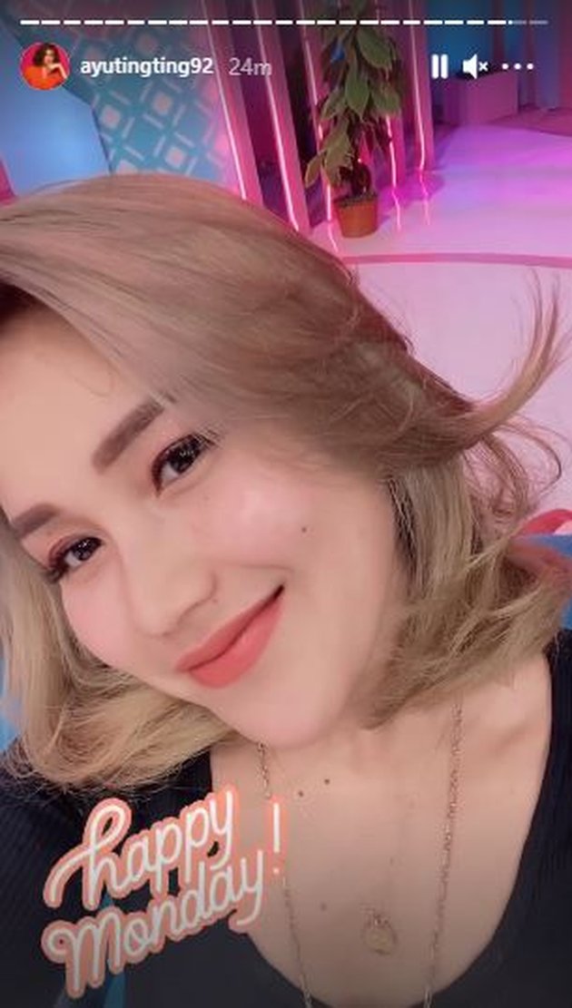 Beautiful Body, This is a Portrait of Ayu Ting Ting with Blonde Hair that Resembles Korean Girls