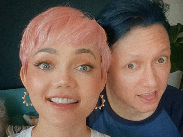 Beautiful Like Barbie! Series of Photos of Rina Nose's Pixie Cut Hairstyle, now in Rose Gold Color: Matching with Her Husband