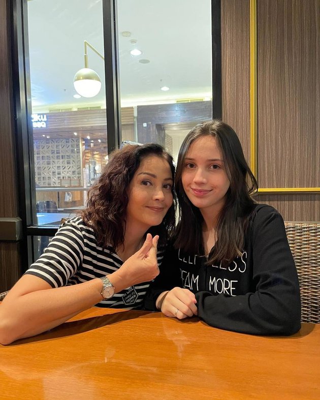 Beautiful with Dutch Blood, 9 Photos of Sharon Sahertian, Daughter of Senior Actress Roweina Umboh - Following in Her Mother's Acting Footsteps