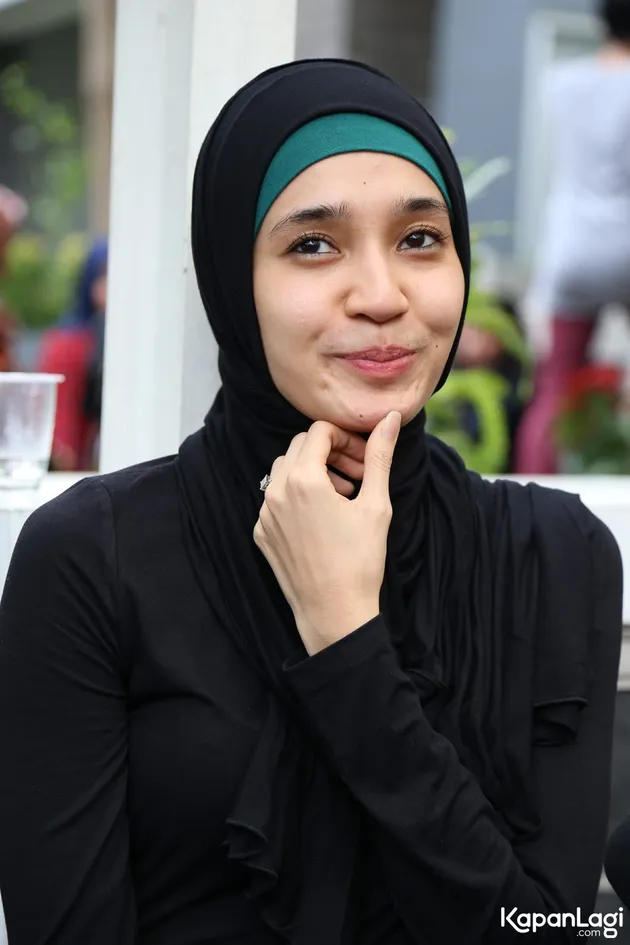 Dhini Aminarti berhijab