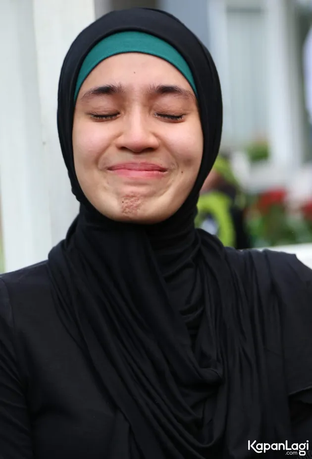Dhini Aminarti berhijab