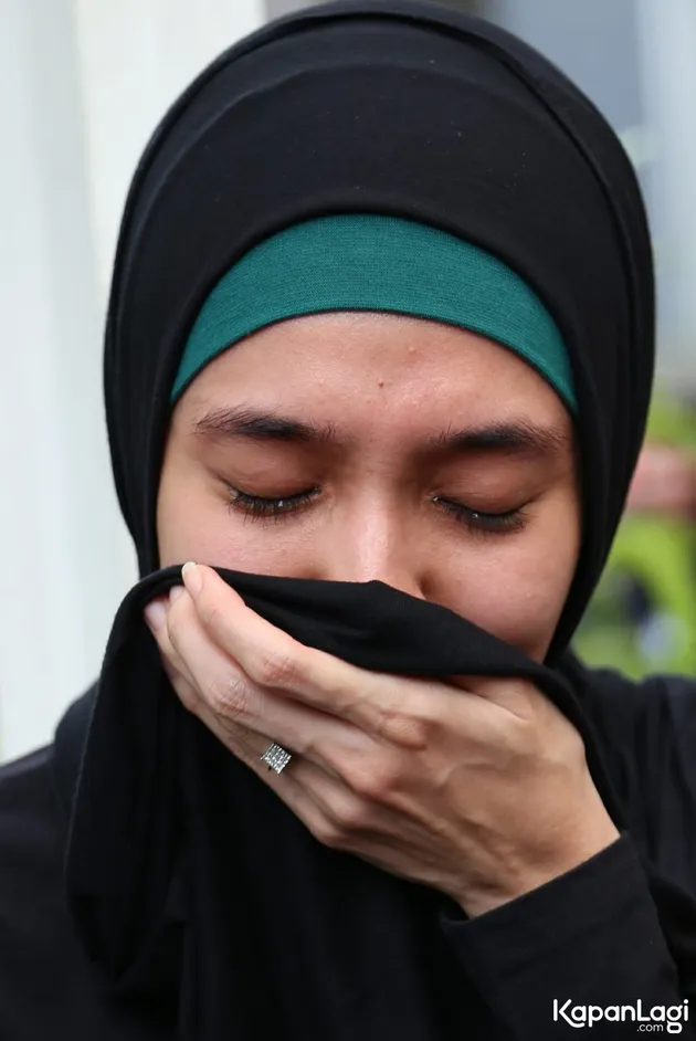 Dhini Aminarti berhijab