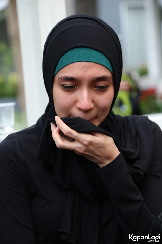 Dhini Aminarti berhijab