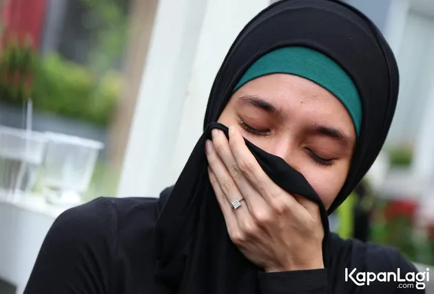 Dhini Aminarti berhijab