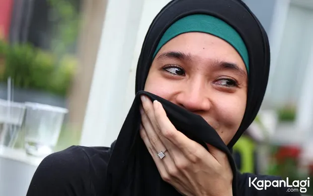Dhini Aminarti berhijab