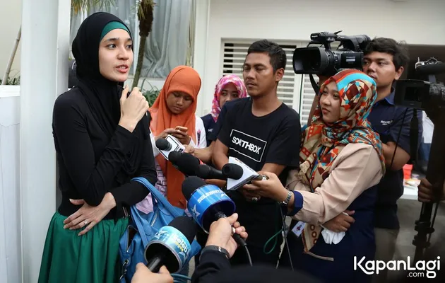 Dhini Aminarti berhijab
