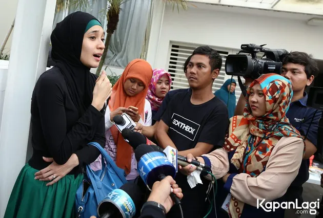 Dhini Aminarti berhijab