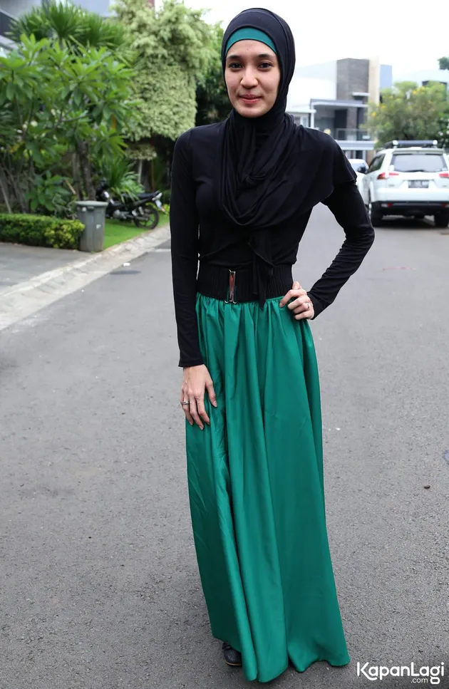Dhini Aminarti berhijab