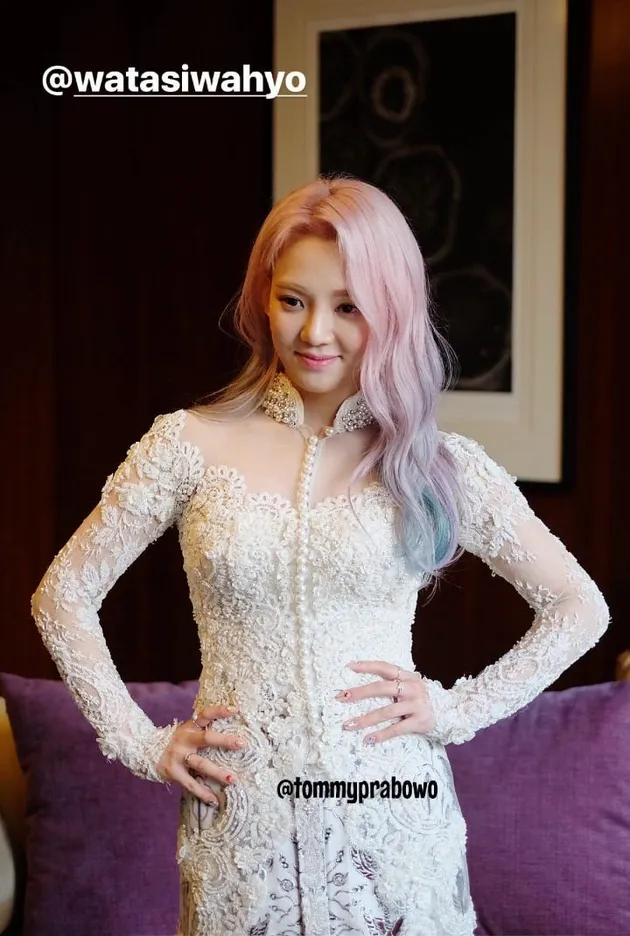 hyoyeon pakai kebaya